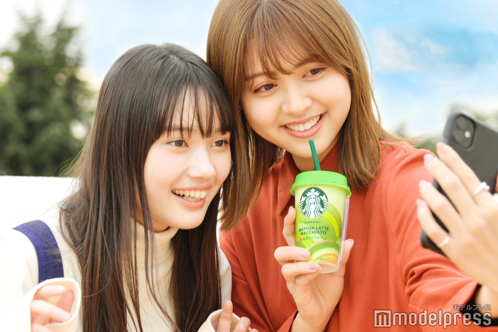 “彼女感”で可愛さ倍増！SNOWスタンプにスターバックス新作チルド「抹茶ラテマキアート」登場