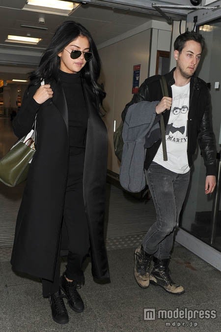 イギリス・ヒースロー空港でキャッチされた謎の男性とセレーナ。WENN.com／Zeta Image
