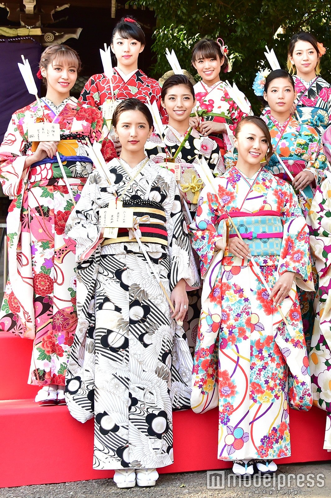 1列目左から：藤井萩花、Shizuka／2列目左から：楓、SAYAKA、石井杏奈／3列目左から：重留真波、山口乃々華、武部柚那 （C）モデルプレス