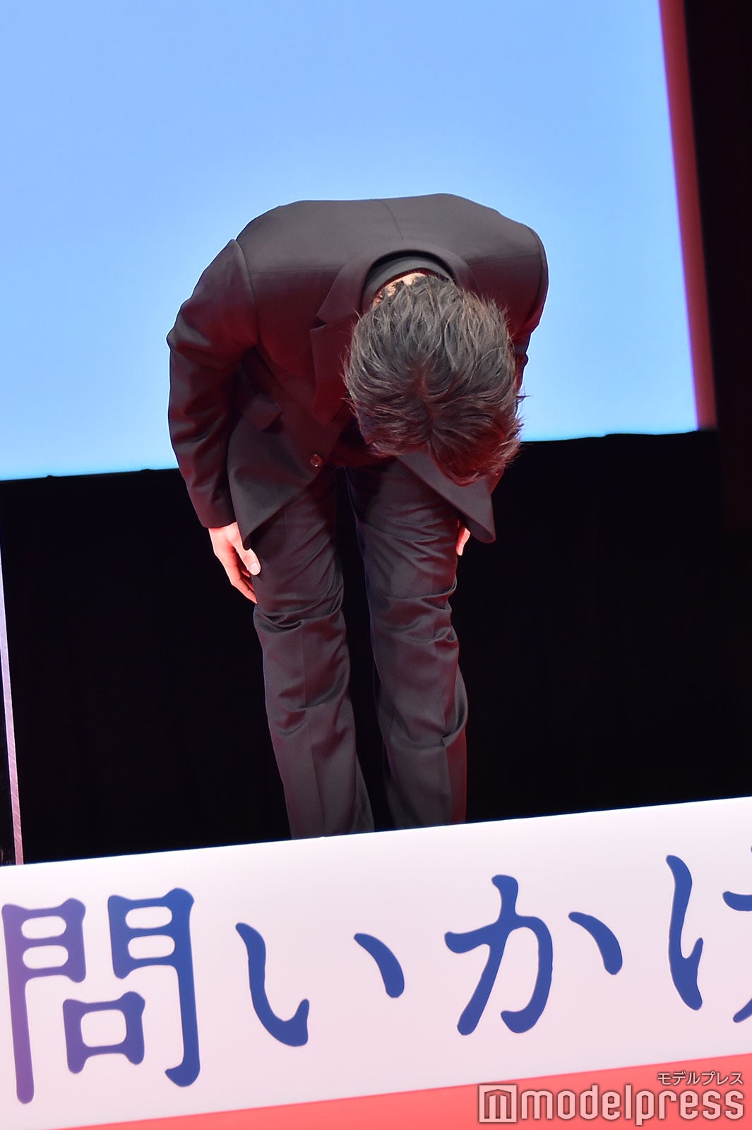 深々とお辞儀をする横浜流星（C）モデルプレス