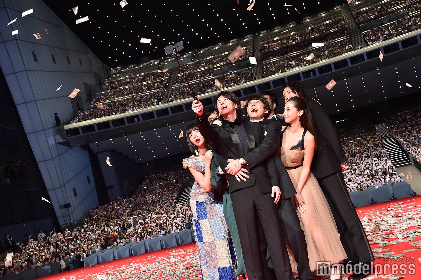 観客と自撮り（C）モデルプレス