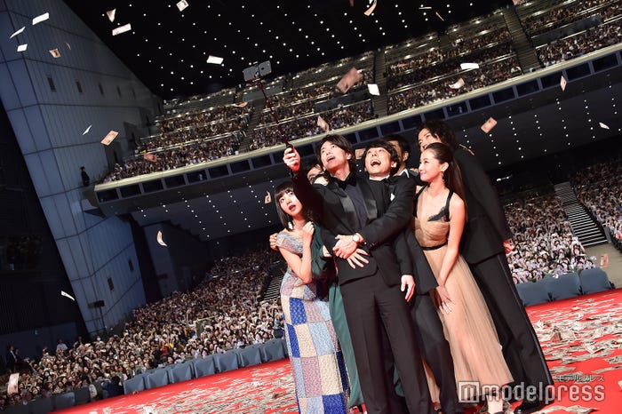 観客と自撮り(C)モデルプレス