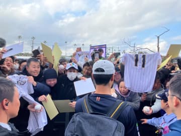 練習後もダルビッシュの周りに人垣 サイン会は断トツ一番人気のものすごい熱気 練習中は選手らに惜しみなく助言