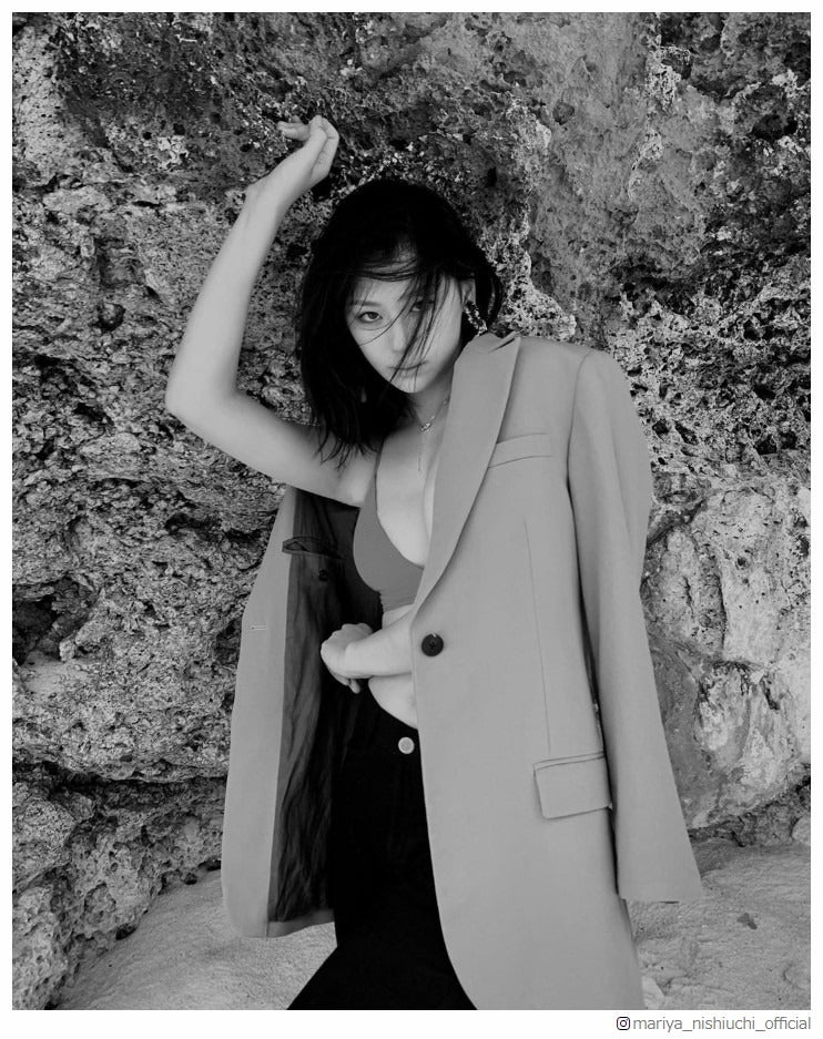 西内まりや、ビキニ×ジャケットで美バストチラリ「モノクロでも美しい」と反響