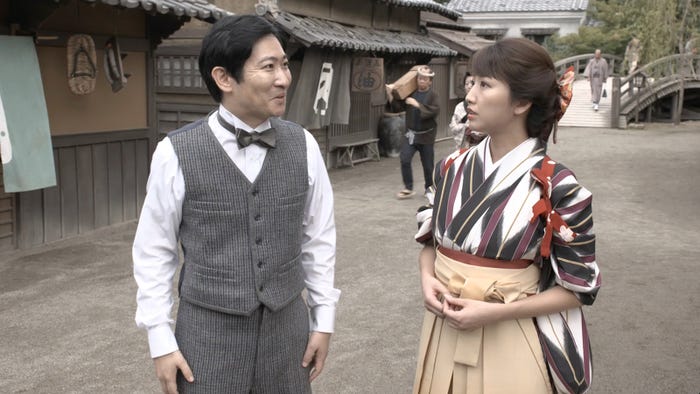 磯田道史氏&三田友梨佳アナ (C)フジテレビ