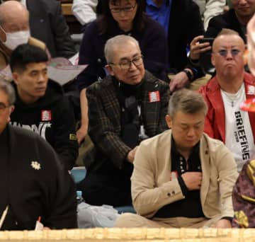 「さすが春場所w」熱戦大相撲、関西有名芸能人の姿にネット沸く「気になって集中できない」「あの黄色いメガネは・・・」