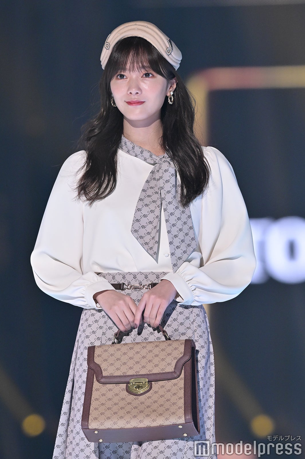 櫻坂46田村保乃、“肩見せ”で華奢スタイル際立つ＜GirlsAward