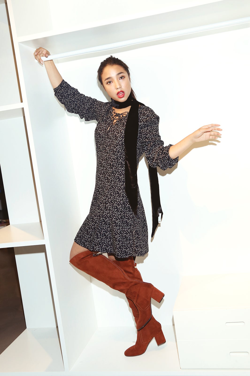 ワンピース￥2999、スカーフ￥1299（H＆M）／Photographer：Kouichi Nakazawa（ZENI.LLC）