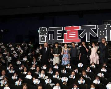 取材陣もうなった「エグい…」 トップ俳優が舞台挨拶 服の上からでも完全逆三角形！僧帽＆三角マッスルが