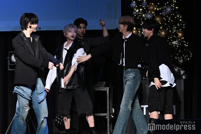 騒いだHARUA(ハルア)に笑いながらツッコむK(ケイ)たち(C)モデルプレス