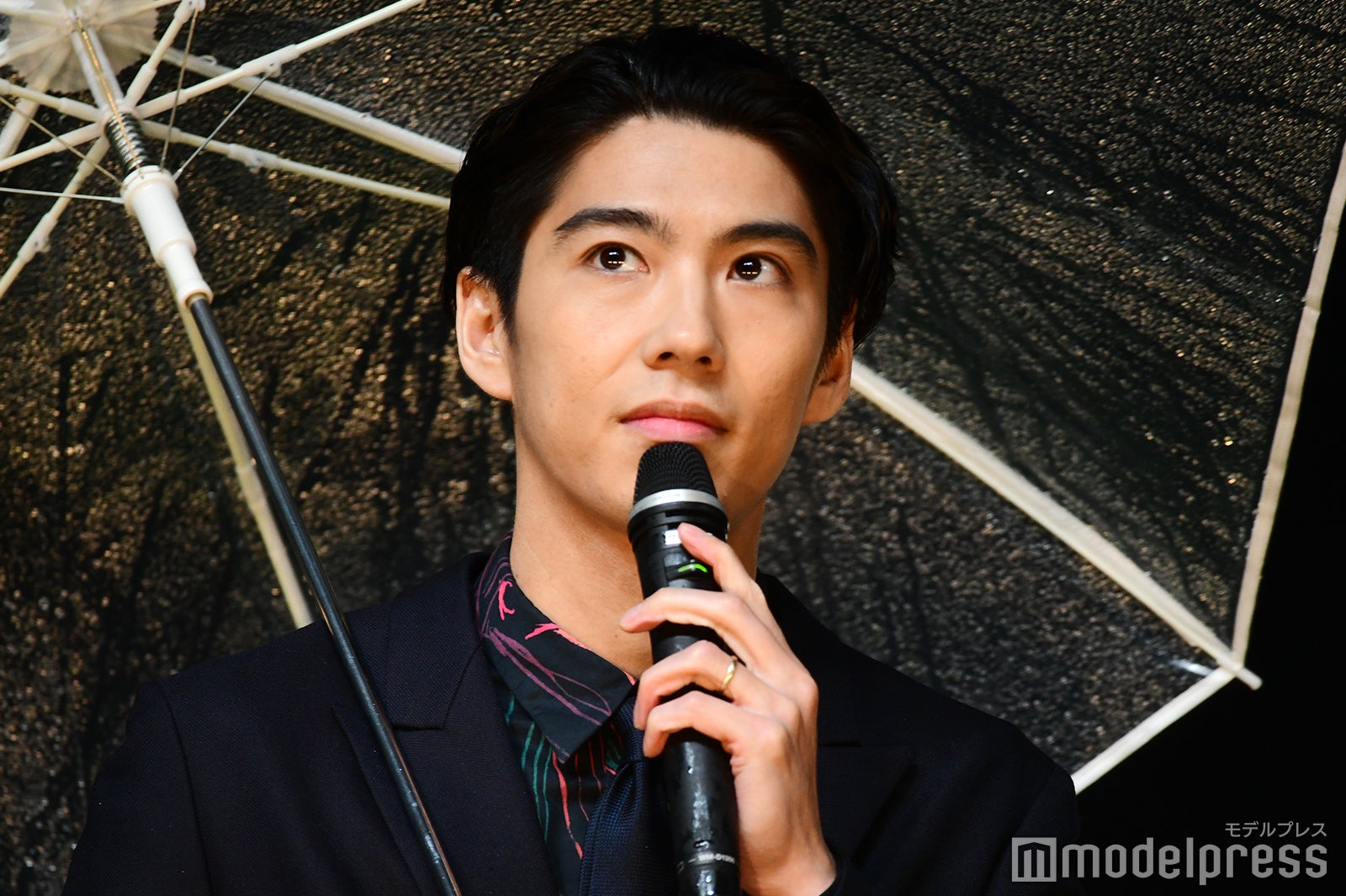 賀来賢人、中村倫也は「非常にファニーな男」