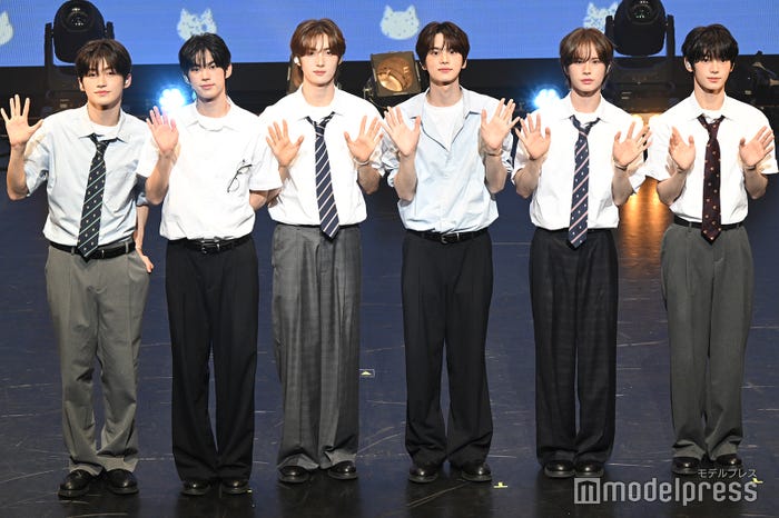 (左から)JIHOON(ジフン)、DOHOON(ドフン)、YOUNGJAE(ヨンジェ)、SHINYU(シンユ)、KYUNGMIN(ギョンミン)、HANJIN(ハンジン)(C)モデルプレス
