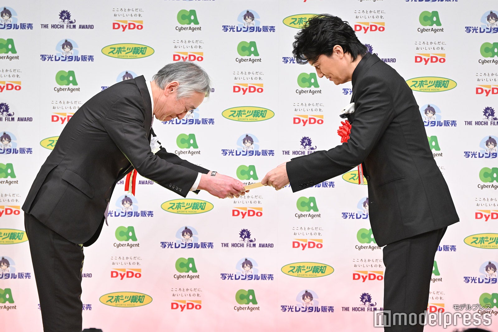 福山雅治（右）（C）モデルプレス