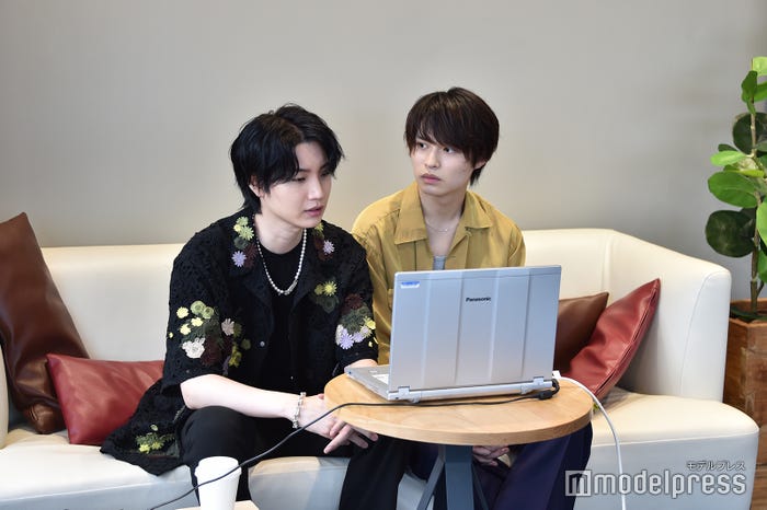 桜田通の言葉に真剣な表情で聞き入る兵頭功海(C)モデルプレス