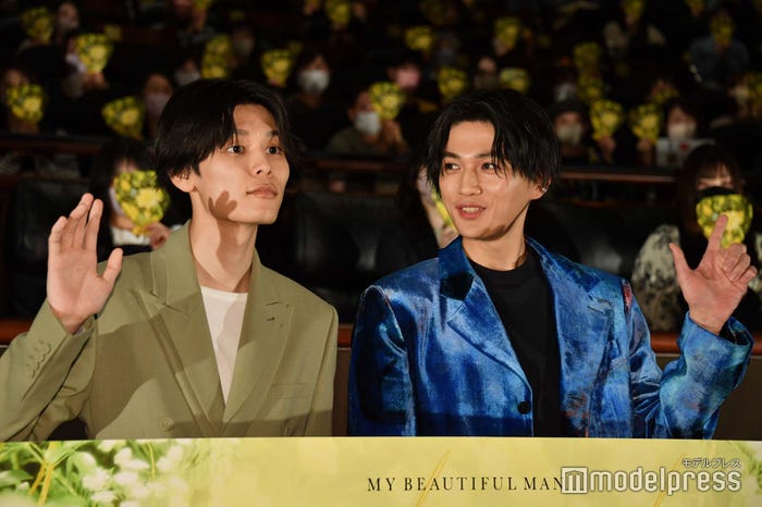 カメラマンの指示を上手く聞き取れなかった萩原利久&八木勇征 (C)モデルプレス