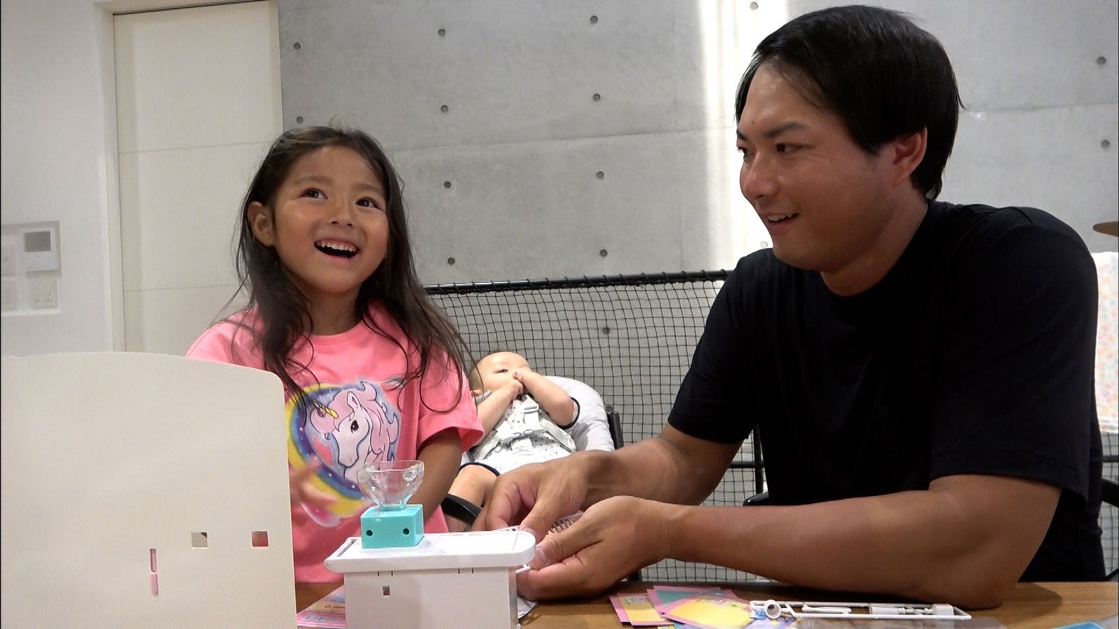 （左から）衣麻ちゃん、善くん、攝津正 （C）日本テレビ