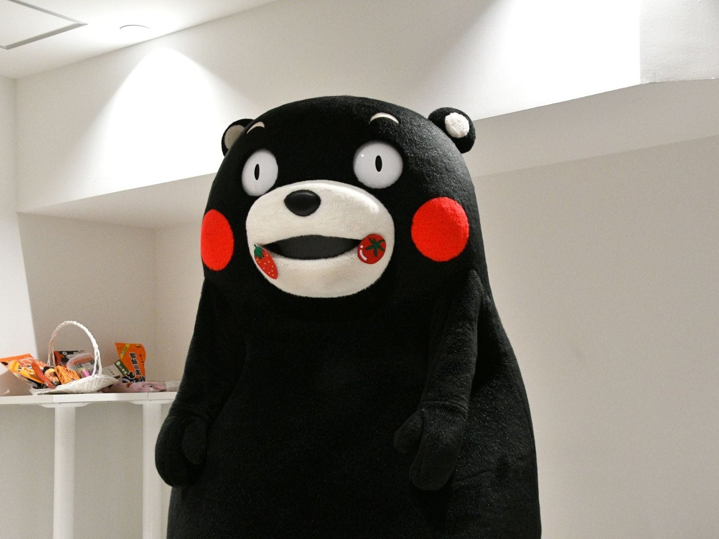 つまみ食いがみつかっちゃった＝2月16日、東京都渋谷区