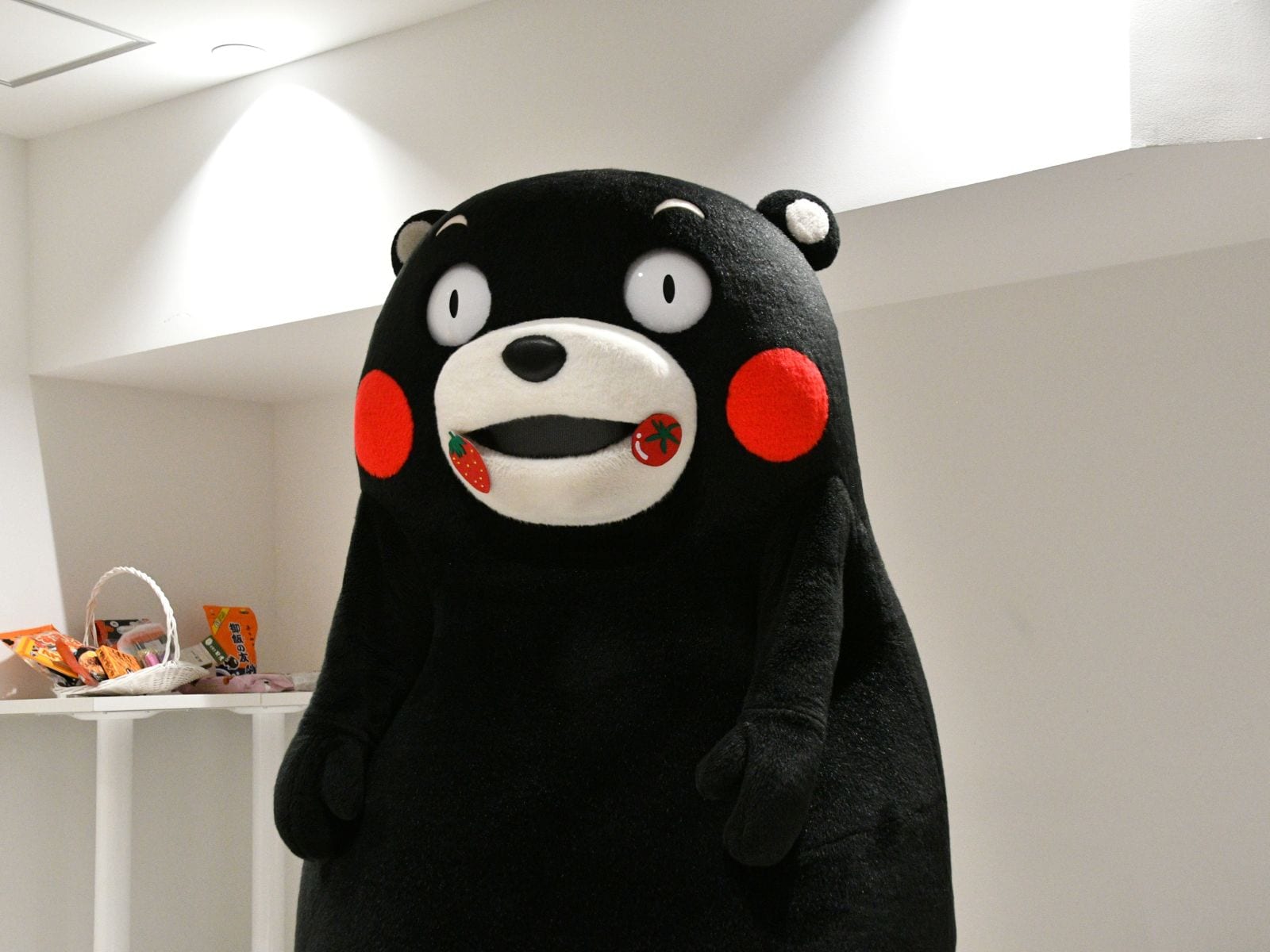 つまみ食いがみつかっちゃった＝2月16日、東京都渋谷区