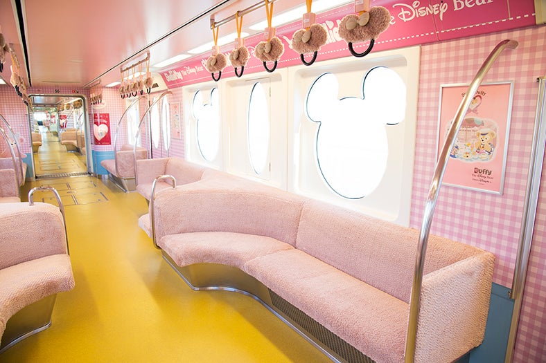 シェリーメイ車内（C）Disney