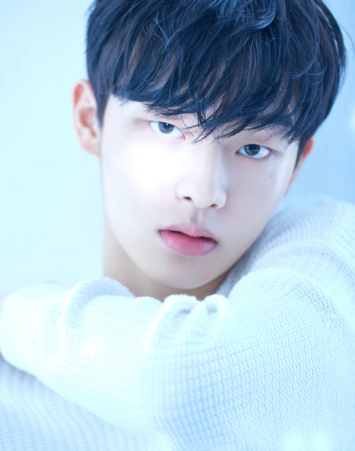 NewJeans「Ditto」MVの男子は誰？「二十五、二十一」チェ・ヒョヌク、サプライズ登場で話題＜プロフィール＞