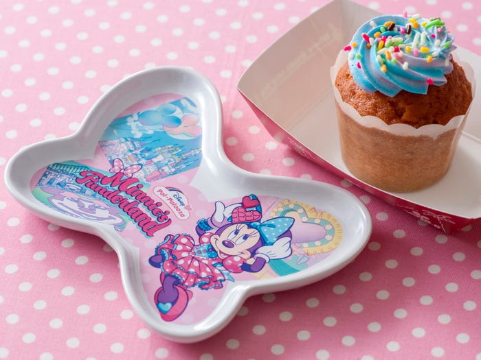 ストロベリーマフィン¥550、スーベニアカップ付き(プラス¥550)(C)Disney