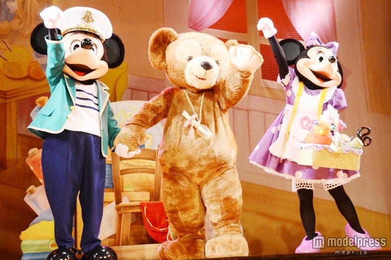 ミッキーは、ダッフィーを連れて船旅の準備へ