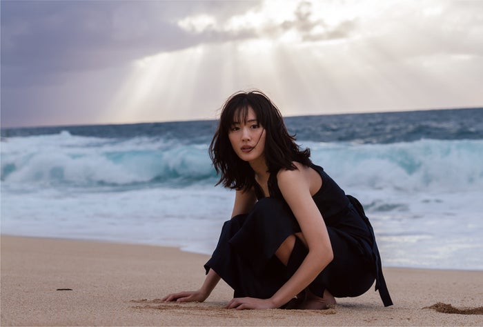 綾瀬はるか ふっくら谷間あらわな水着姿に反響殺到 セクシー スタイル抜群 モデルプレス