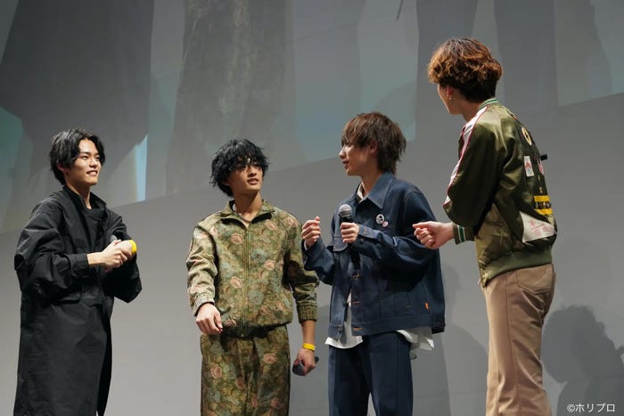 (左から)日向亘、桑山隆太、小西詠斗、鈴木曉(C)ホリプロ