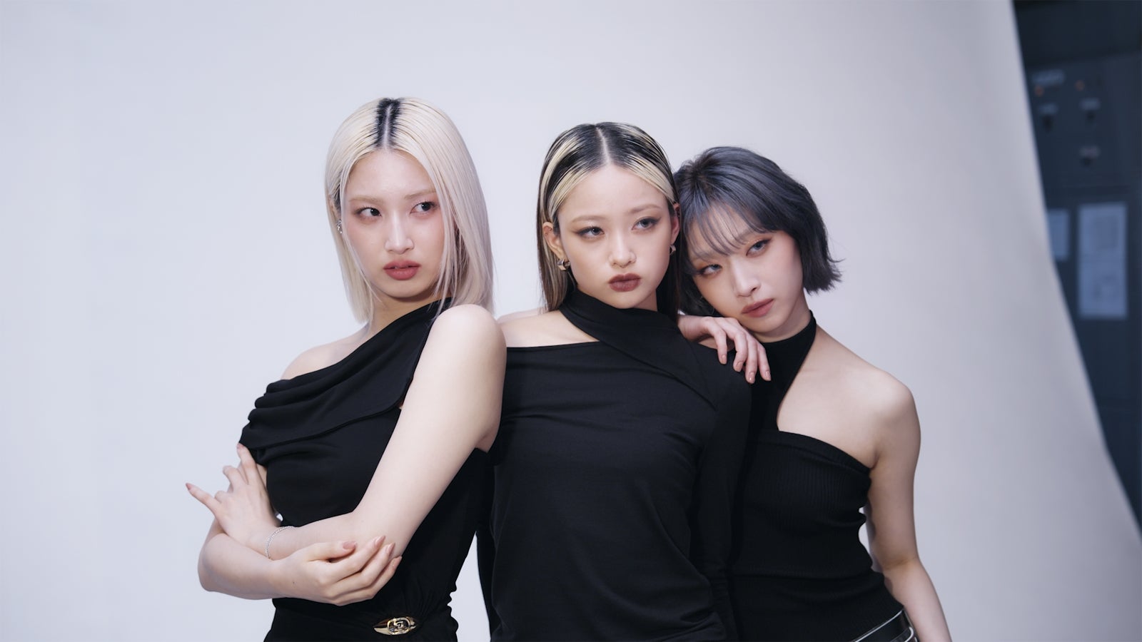 MOMOKA、YURI、JISOO／「ADDICTION」メイキングカット（提供写真）