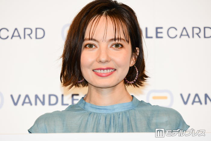 ベッキー、高校時代のシール帳公開「平成が思い出される」「懐かしいシールばかり」と反響