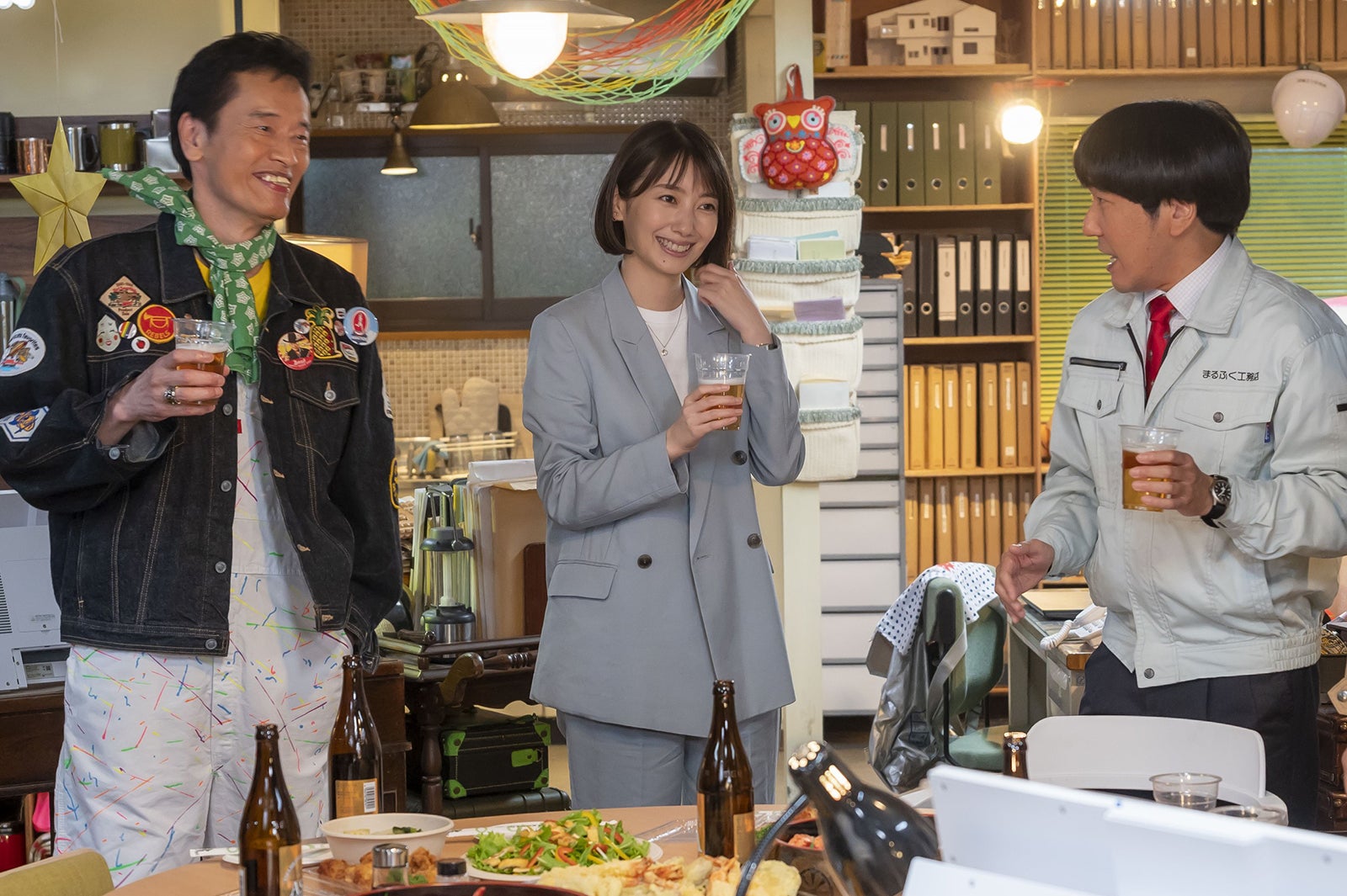 遠藤憲一、波瑠、本多力／「魔法のリノベ」第1話より（C）カンテレ