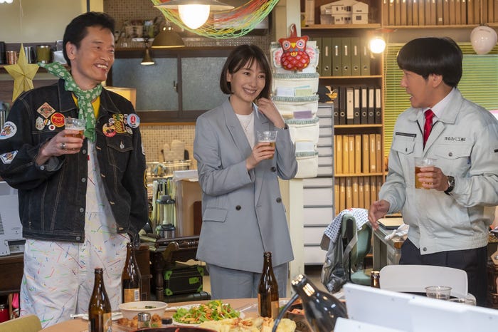 遠藤憲一、波瑠、本多力/「魔法のリノベ」第1話より(C)カンテレ