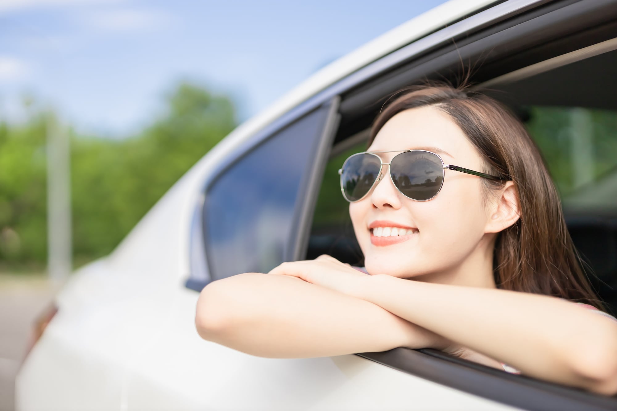 車を運転するときにサングラスをかけるママ友 カッコつけているように見えてしまうの私だけ モデルプレス