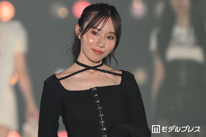 ばんばんざい・みゆ、デコルテのクロスがSEXY スレンダーさ際立つタイトワンピで登場【関西コレクション 2024 A／W】