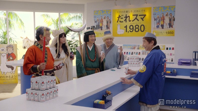 （左から）高田純次、佐々木希、設楽統、日村勇紀、蛭子能収／CMカットより