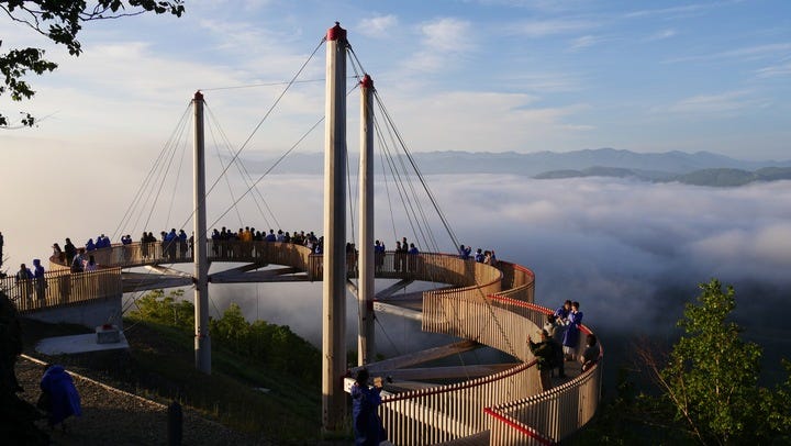星野リゾート トマム「雲海テラス」に2つの新展望スポット“雲のベッド&バー”が誕生
