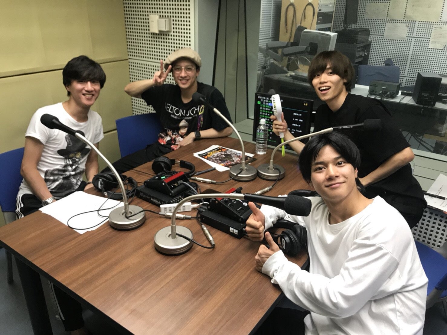 ミニ扇風機で涼む太田将熙（右上）。暑い中でも好きなファッションを楽しむために持ち歩いている（提供写真）