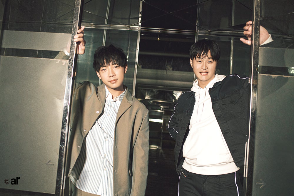 ティモンディ、カジュアルにイメチェン　衣装脱ぎ捨て雰囲気ガラリ