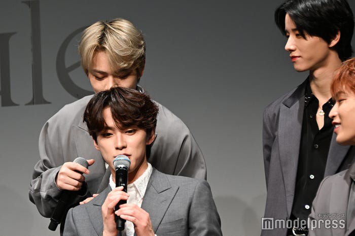 河野純喜の髪の香りを確かめる鶴房汐恩(C)モデルプレス