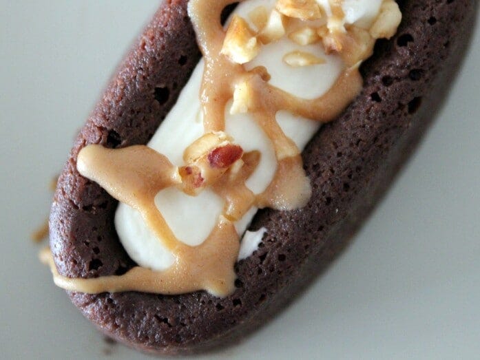 端っこの部分を食べると、濃厚なガトーショコラの味わいだけをシンプルに感じられます