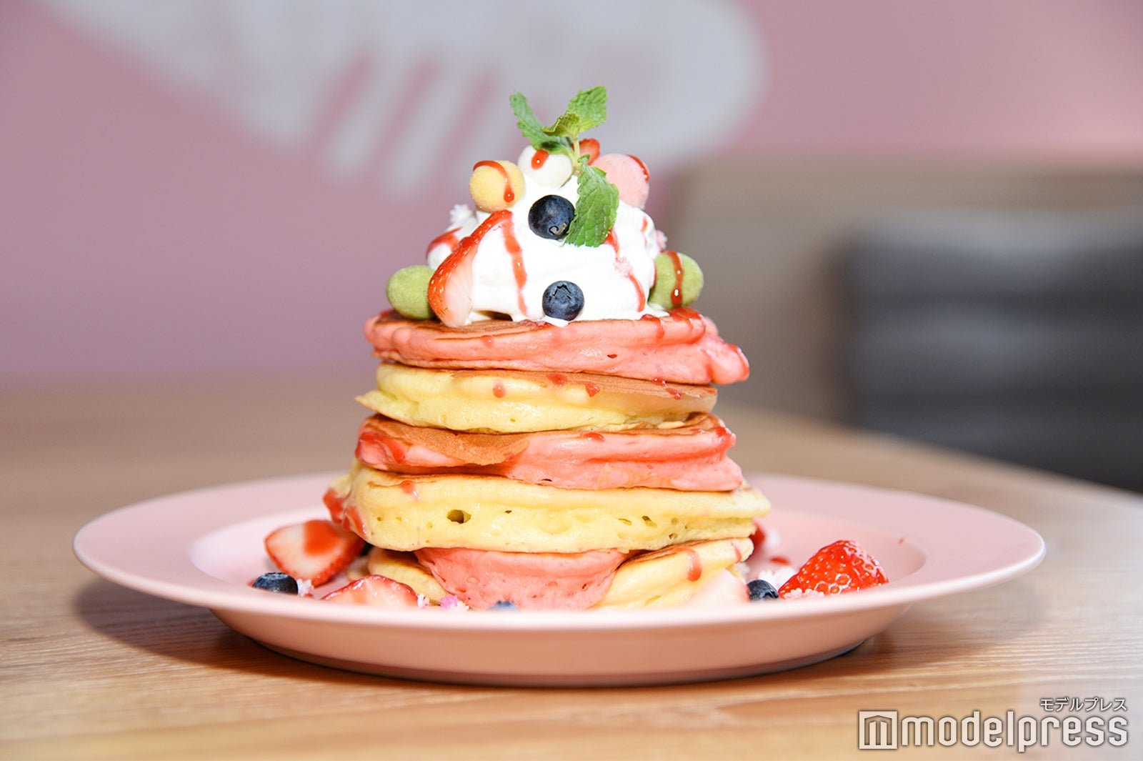 3人でシェアしたくなる「三嬢さんパンケーキ」（C）モデルプレス