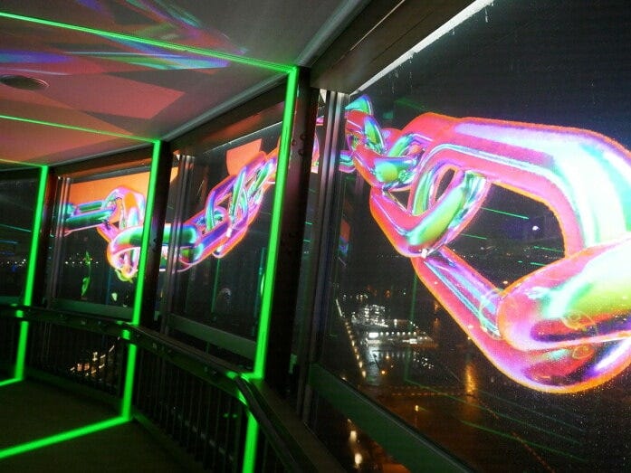 夜は30階がメディアアートギャラリーに。夜景とともに映像作品が楽しめます（2022年9月1日撮影）