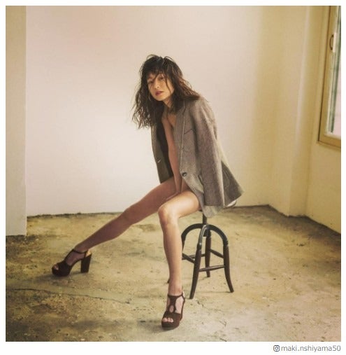 西山茉希“着てない”ポーズに「安心できない」「セクシー過ぎる」の声