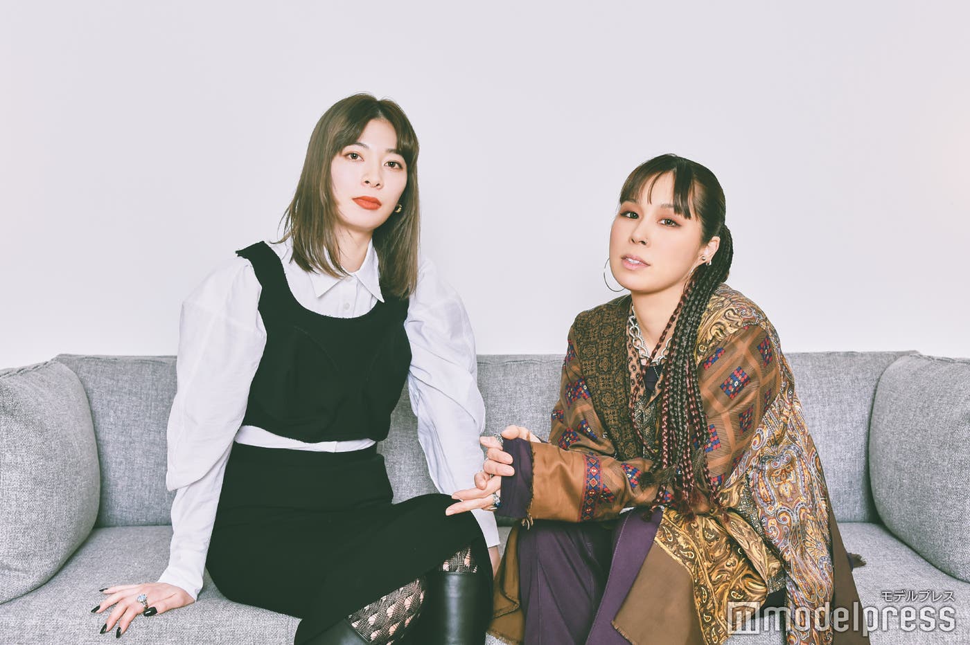 (左から)とんだ林蘭、AI(C)モデルプレス