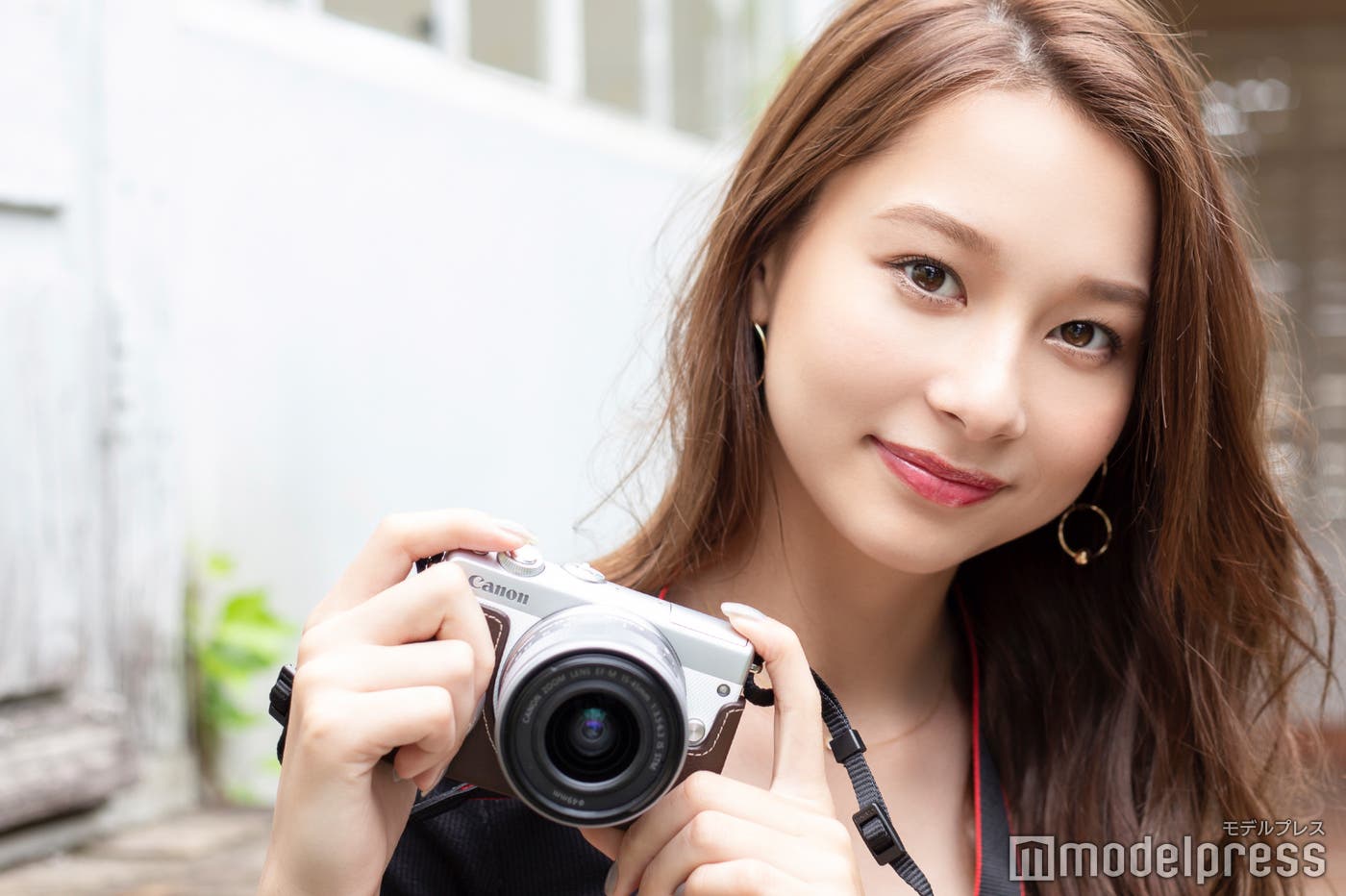 ダークブラウンを選んだNiki(C)モデルプレス