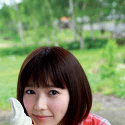 島崎遥香、自身初となる写真集「ぱるる、困る。」誌面ショット(北海道)/画像提供:「ぱるる、困る。」(集英社)