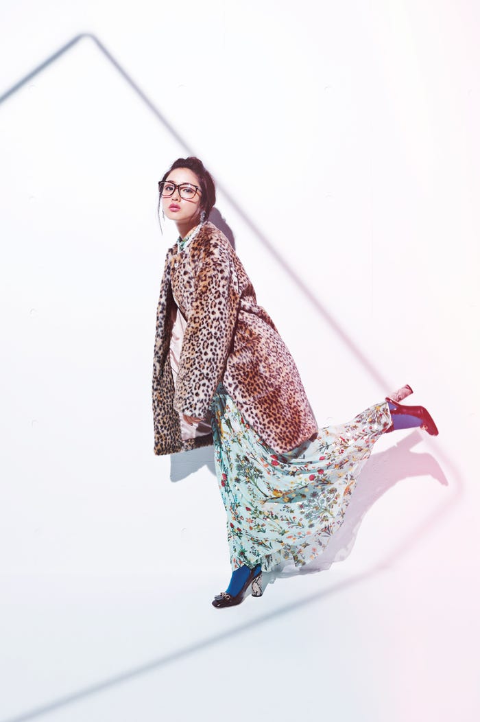 ヒョウ柄コート¥25,000/アナザーエディション(アナザーエディション ルミネエスト新宿店) 動物柄ワンピース¥12,800/スレトシス(スレトシス・イン) ビット付きローファーパンプス¥11,800/リリーブラウン(リリーブラウン ルミネエスト新宿店) メガネ¥2,800、パールネックレス¥5,800/ともにアナザーエディション(アナザーエディション ルミネエスト新宿店) ソックス/スタイリスト私物(C)TOPLOG