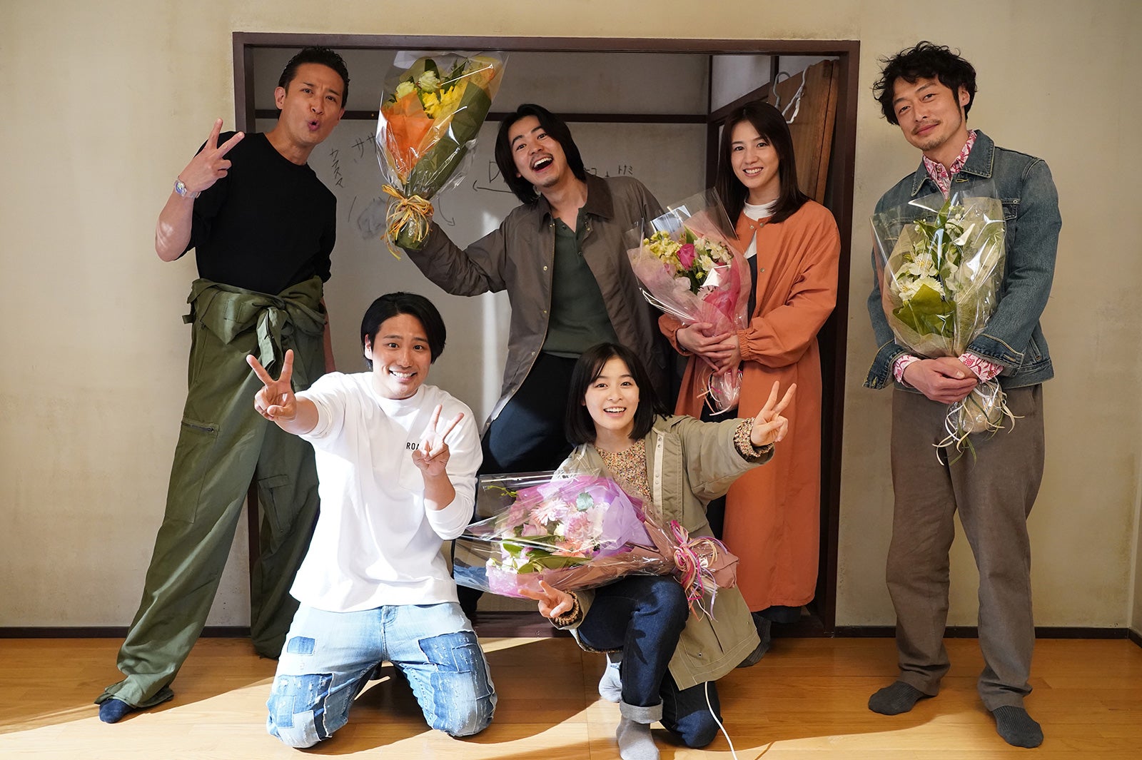 成田凌「逃亡医F」笑顔でオールアップ　松岡昌宏・森七菜・ジャニーズWEST桐山照史ら集結