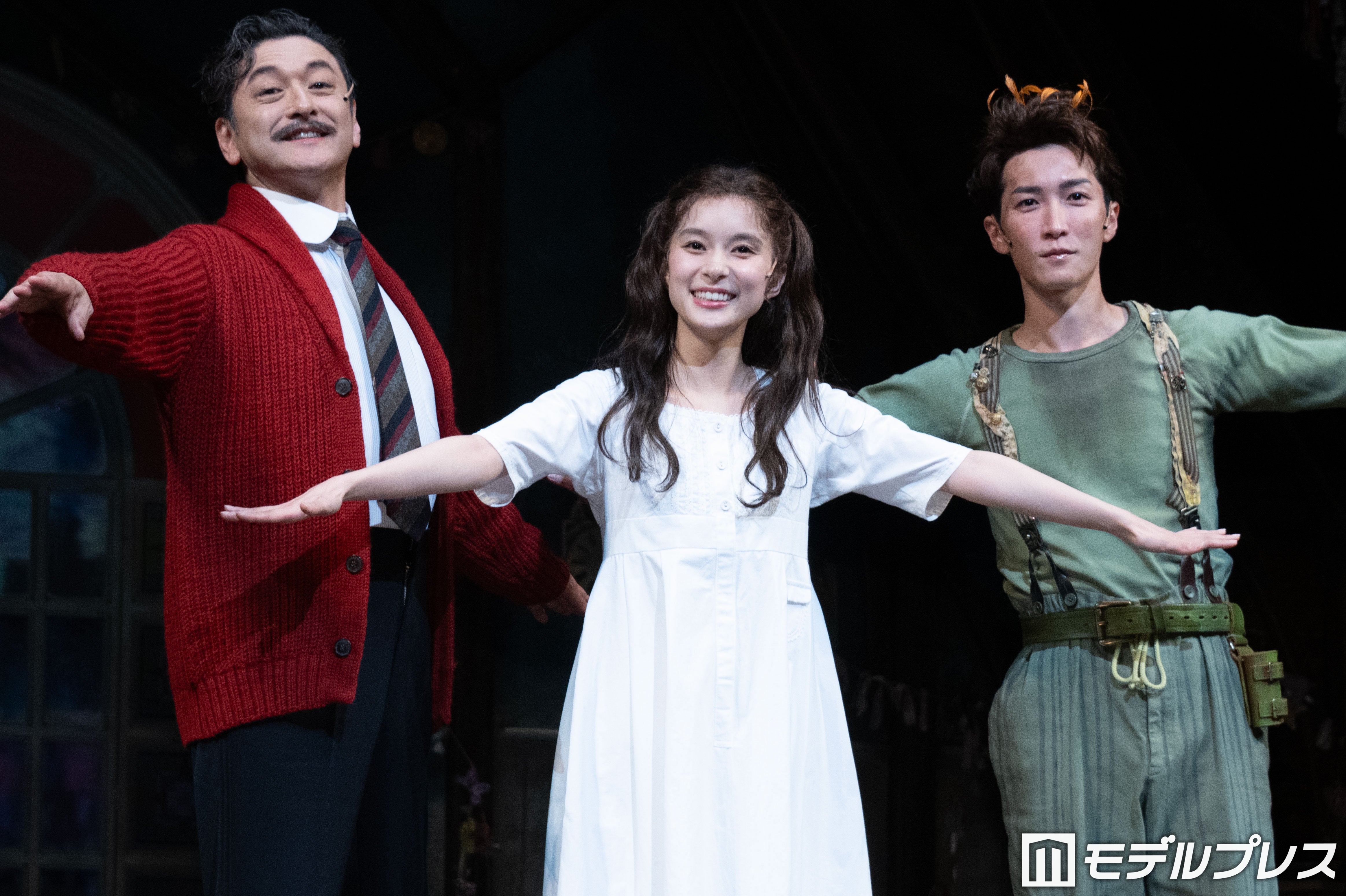 フライングポーズをする石丸幹二、芳根京子、渡辺翔太（C）モデルプレス