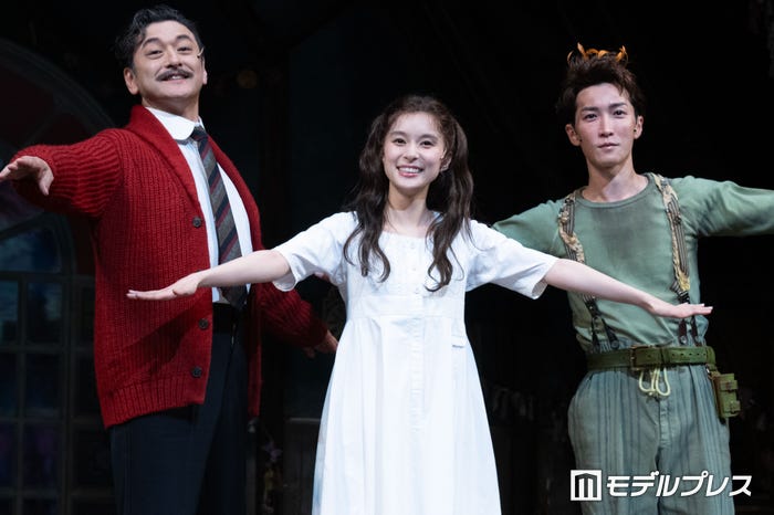 フライングポーズをする石丸幹二、芳根京子、渡辺翔太(C)モデルプレス